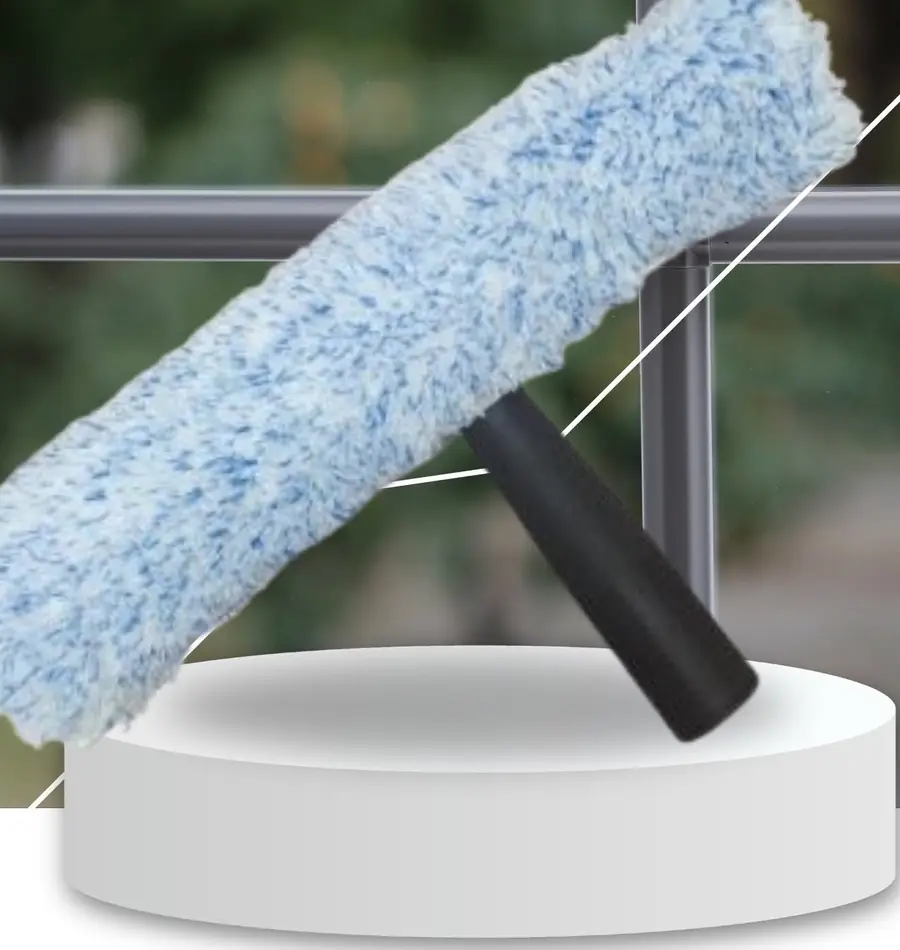 Mouilleur à vitres en microfibre bleue, manche noir.